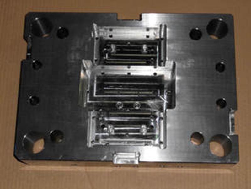 镇沅精密塑料模-06